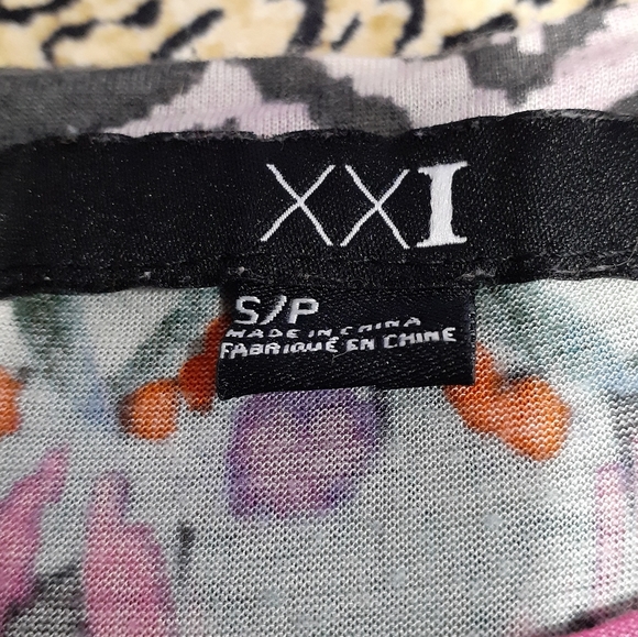 💥3/$25💥Vibrant Tribal Print Drop shoulder Tee - Small - Picture 2 of 5